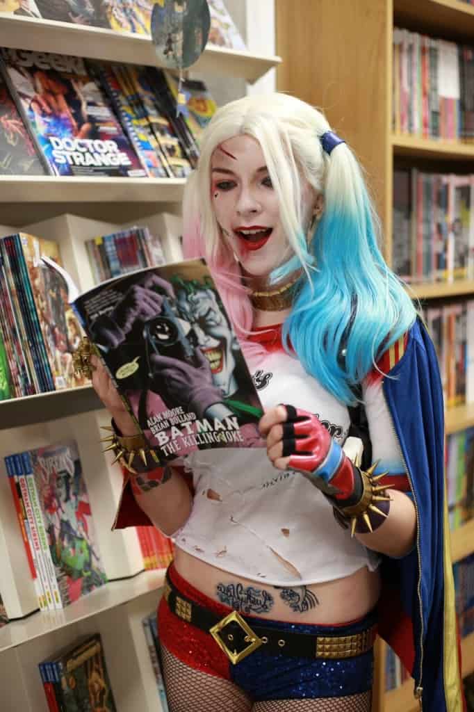 Aber anscheinend kann Harley sich auch für Comics begeistern...